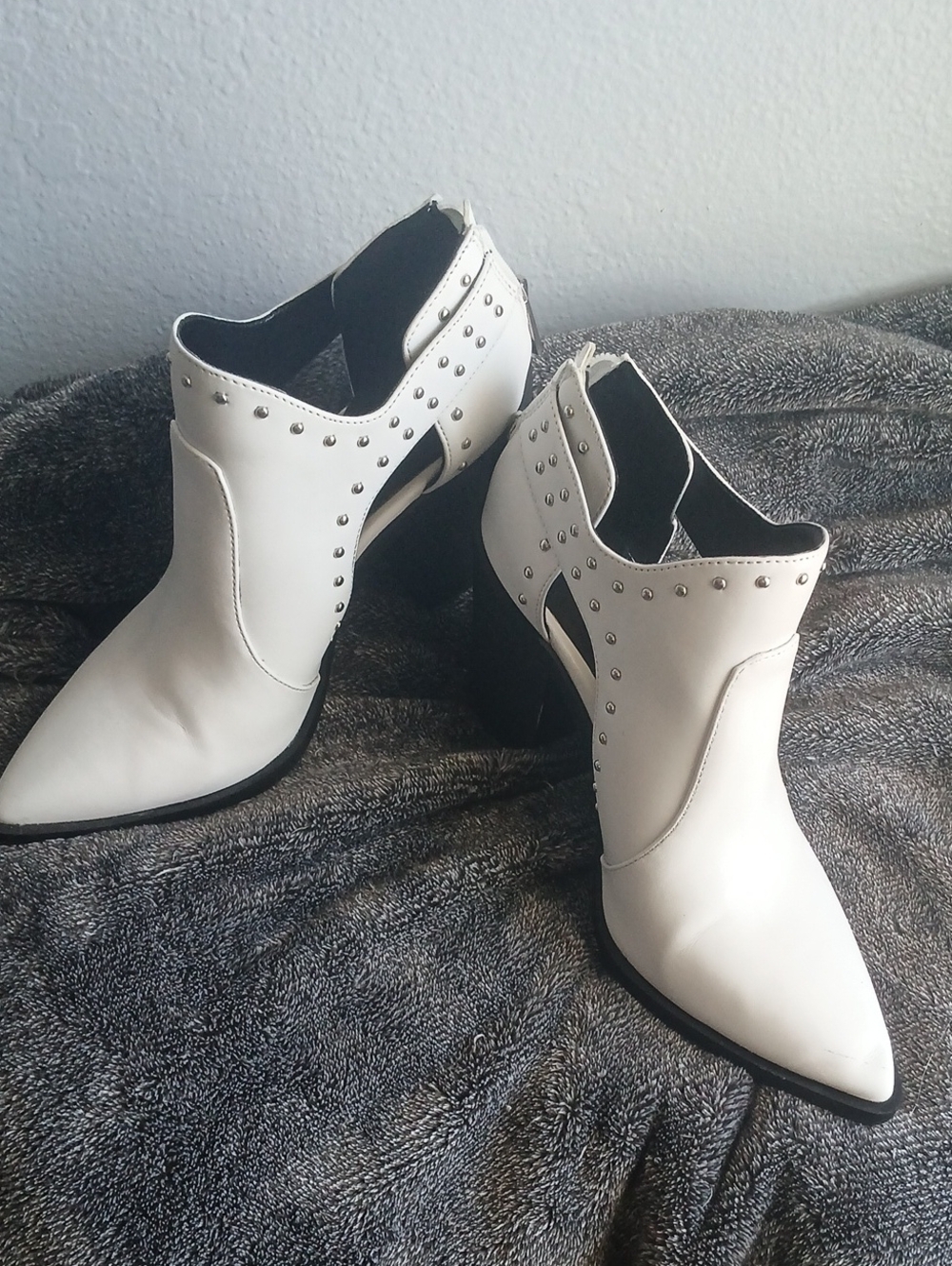 Sz 7/2M White Studded Cutout Ankle Booties